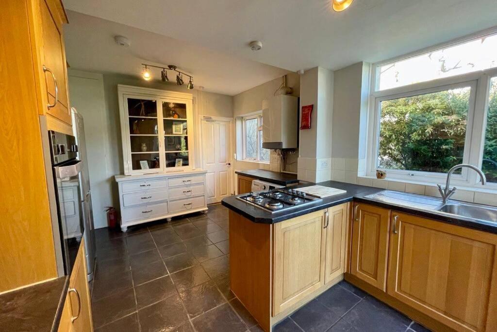 Large House Near Victoria Park For Groups, 10 Mins Bus To City Centre Cardiff Luaran gambar