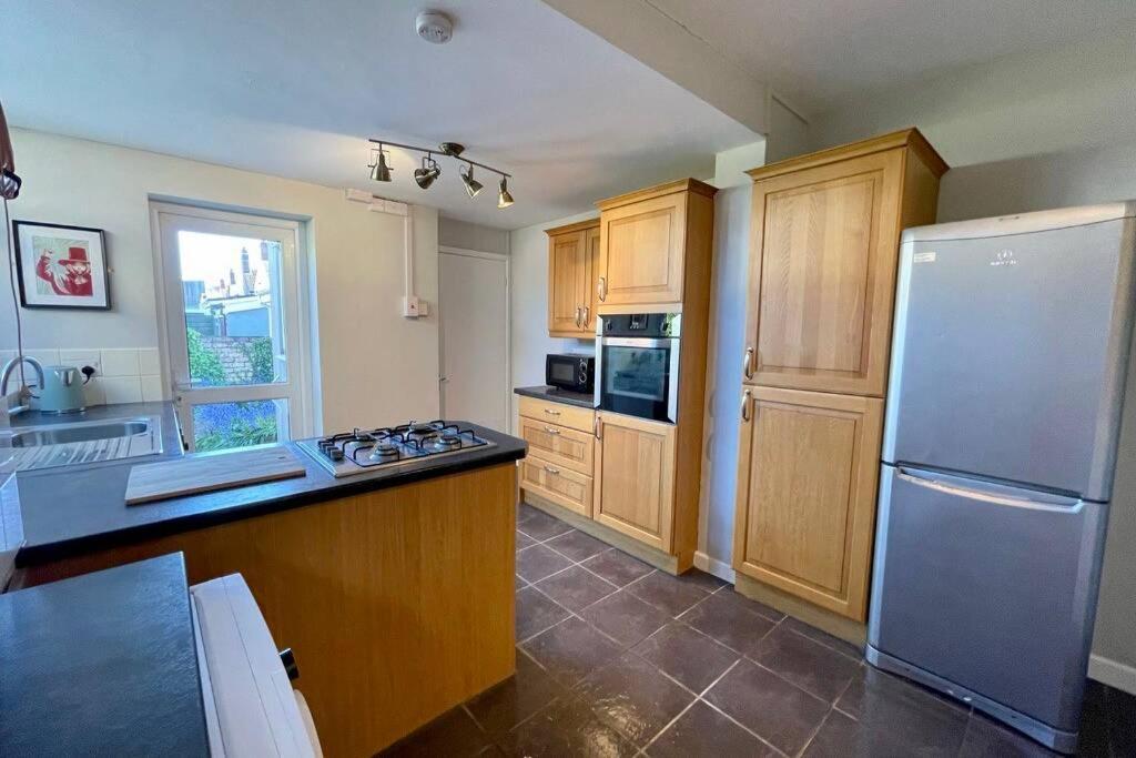 Large House Near Victoria Park For Groups, 10 Mins Bus To City Centre Cardiff Luaran gambar